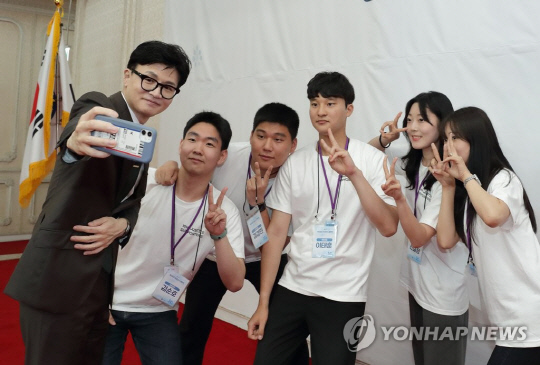 한동훈 법무부 장관이 지난 2일 정부과천청사에서 열린 '제16기 저스티스 서포터스 발대식'에서 참석자들과 기념 촬영하고 있다.<연합뉴스>